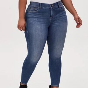 Torrid Bombshell Skinny Medium Wash Jeans Size 14